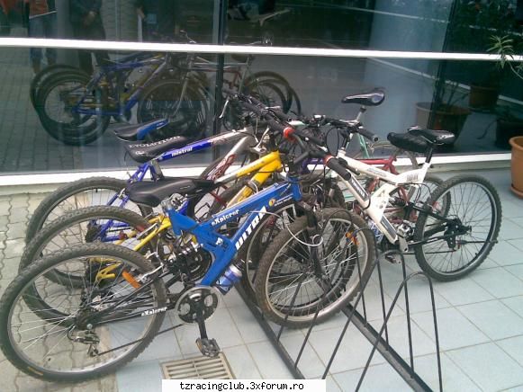 o parcare in fata la expo! tipic moto & bike mania - 8.05.2008