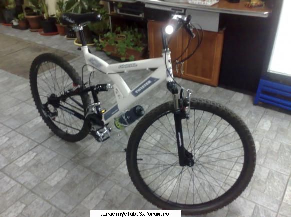 prezentam tzacklele! tot edy mai are bicicleta fost dhs argintiu care fost complet revopsita alb